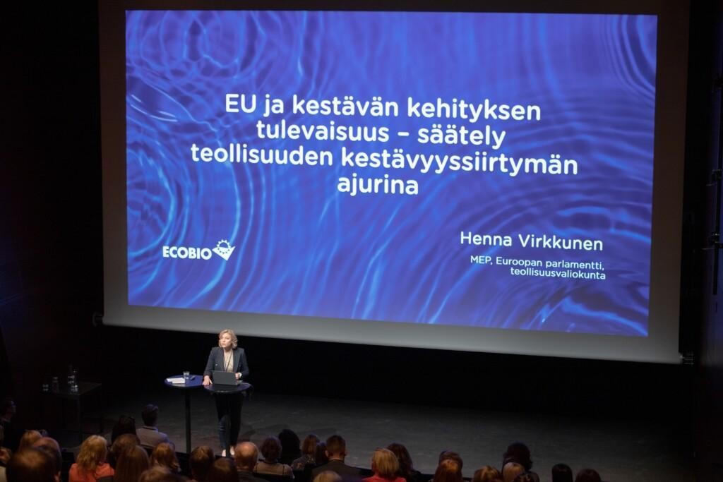 Henna Virkkunen puhui Ecobion kestävyyssiirtymän supervoimat -seminaarissa Kestävän kehityksen tilasta ja EU:n lainsäädännöstä