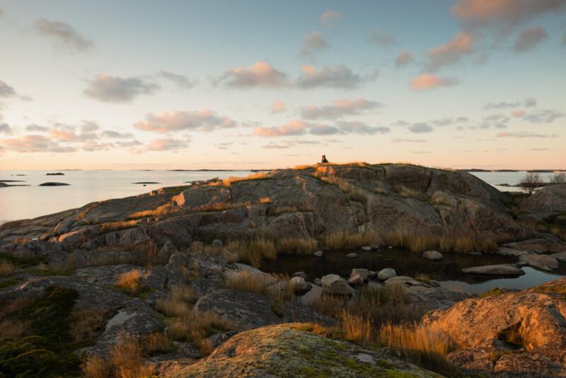 Saaristokuva meren rannalla auringonlasku